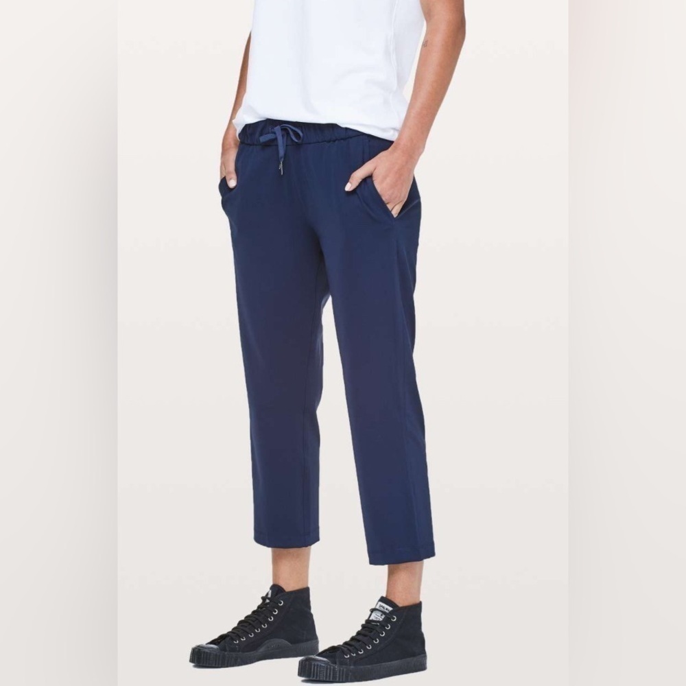 Lululemon On The Fly Crop *23" True Navy Size 2 - Picture 2 of 7